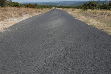 Route au milieu de la garrigue