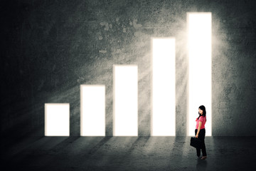 Obraz premium Female entrepreneur and growing graph