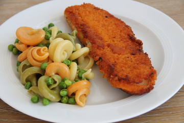 Gebackener Fisch mit Erbsen und Nudeln