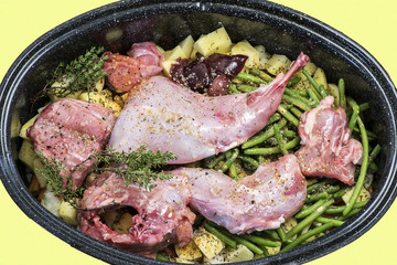 morceaux de lapin cru fermier avec légumes en cocotte