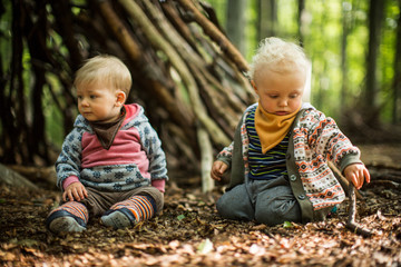 Zwillinge im Wald