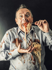 uomo che divora degli spaghetti - obrazy, fototapety, plakaty