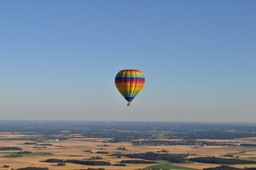 Une mongolfière dans le paysage français