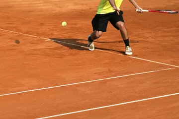 Foto op Plexiglas Male tennis player in action on the court on a sunny day © smuki