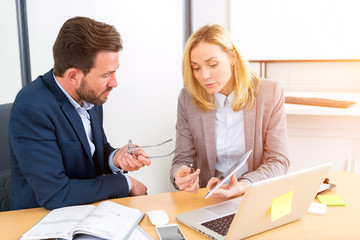 Obraz premium Businessman and his assistant working together at the office