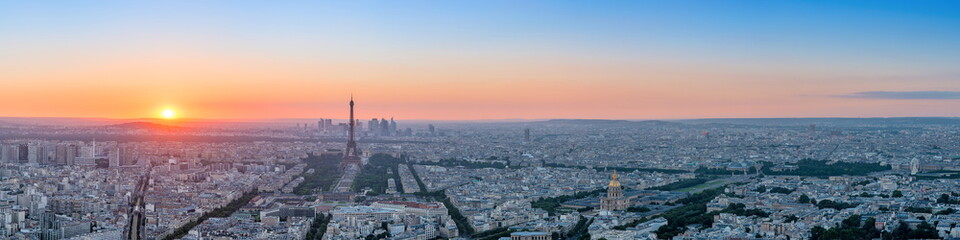 Fototapeta na wymiar Panorama de la ville de Paris au coucher du soleil .