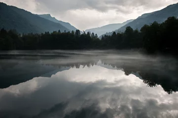Schilderijen op glas lake in the mountains covered in mist © ruslanshug