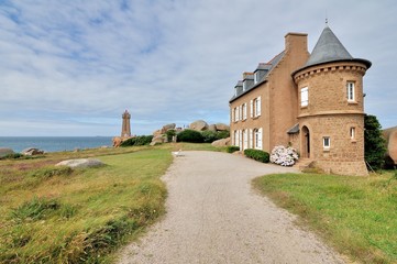 Le phare de Ploumanach sur la c&ocirc;te de granit rose en Bretagne