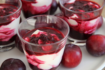 Joghurt mit Brombeeren