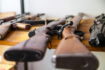 Karabiner Gewehre liegen auf einem Tisch