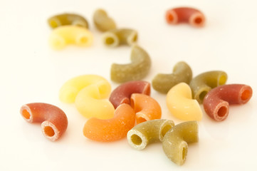 Pâtes de couleur sur fond blanc