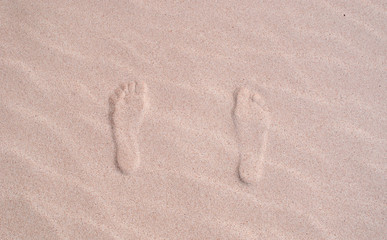 Fototapeta na wymiar Fuerteventura, Isole Canarie: impronte di piedi sulle dune di sabbia i 3 settembre 2016