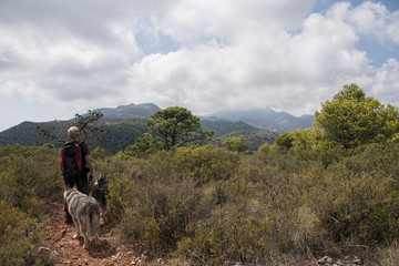 senderista que cruza la sierra de Mijas en la costa del sol de Málaga