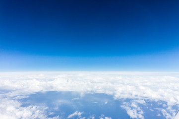 Fototapeta na wymiar Luftaufnahme von weißen Wolken und blauem Himmel