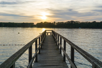 Obraz premium Kładka w wieczornym słońcu