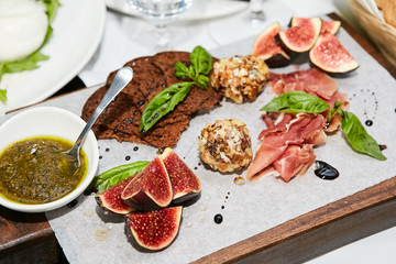 Fresh salad with figs, cheese and prosciutto