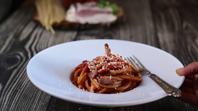 serves bucatini all'amatriciana