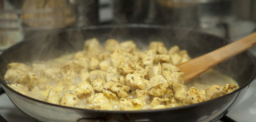 Kurczak w curry duszony na patelni