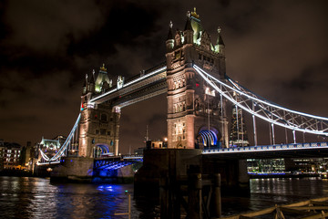 Fototapeta na wymiar London City historic big Tower bridge by night