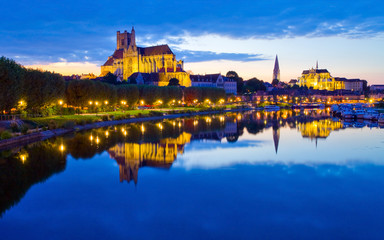 Fototapeta na wymiar Auxerre, les bords de l'Yonne la nuit, cathédrale Saint-Étienne, abbaye Saint-germain, Bourgogne-Franche-Comté,