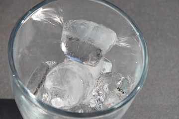 Eiswürfel im Glas