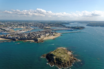Saint Malo, Grand Bé, vue aérienne - obrazy, fototapety, plakaty