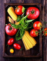 Spaghetti and tomatoes with herbs.