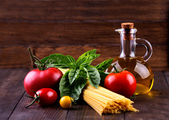 Spaghetti and tomatoes with herbs.