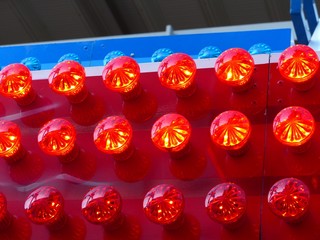Rot leuchtende Lampen an der Avenger Überschlagschaukel eines Schausteller auf dem Messegelände...