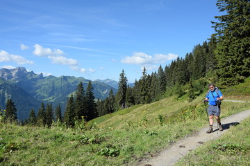 Fototapeta na wymiar Wanderer am Diedamskopf