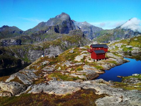 Paysage de Norv&egrave;ge maison isol&eacute;e entre montagne et fjord 