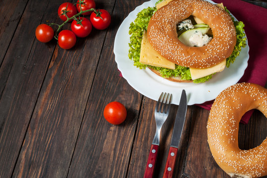 wholemeal bagel with green pesto, fresh vegetables, cheese, tomato and pear