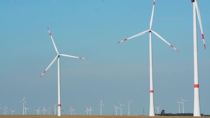 Windpark vor blauem Himmel