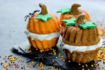 Halloween pumpkin cupcakes for trick or treat