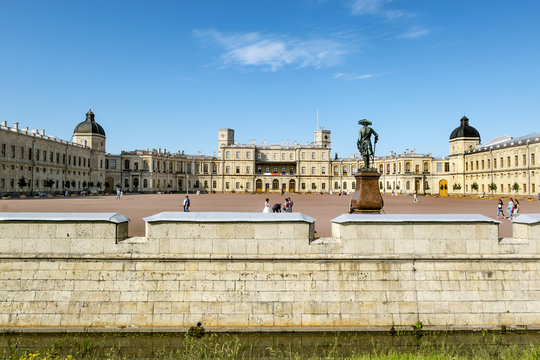 Statue of Paul First in front of the Palace in Gatchina .