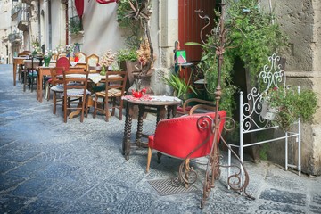 Fototapeta na wymiar Outdoor Restaurant in the Sidewalk..
