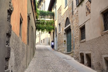 Fototapeta na wymiar the narrow street in old city of Bergamo, Italy