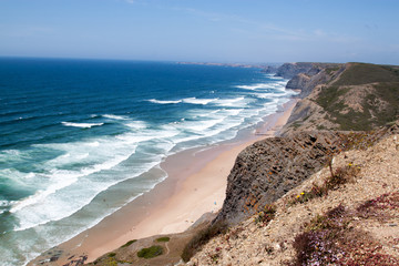 Steilküste in Protugal an der Algarve mit stürmischer See