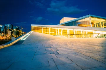 Fotobehang Theater Oslo, Noorwegen. Zijaanzicht van fel verlichte gevel van Opera