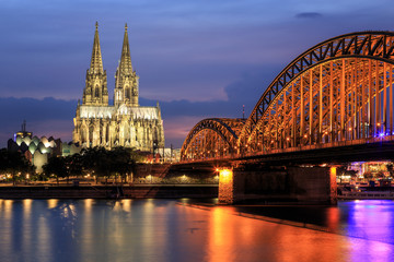 K&ouml;ln zur blauen Stunde mit Hohenzollernbr&uuml;cke