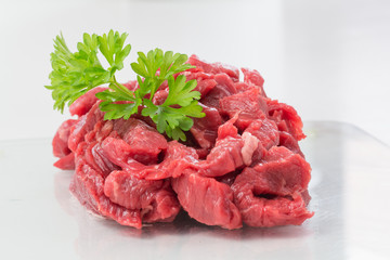 Obraz premium Vorbereitung für das Kochen mit Gästen - frisch geschnittenes Rindfleisch