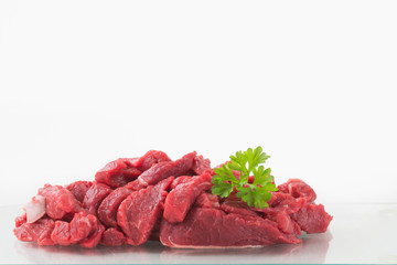 Vorbereitung für ein leckeres Pfannengericht - frisch geschnittenes Rindfleisch