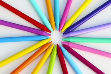 colorful pattern of crayons organizated in a circle in a white background
