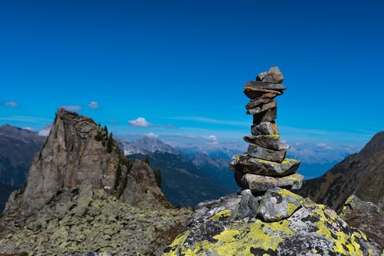 Steinmandl am Gl&uuml;cksgrat in den Stubaier Alpen mit Rotspitzl im Hintergrund