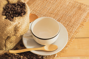 Fototapeta na wymiar empty coffee cup and coffee bean