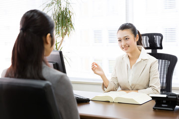 Fototapeta premium asian businesswomen talking in the modern office