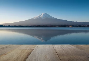 Fotobehang houten terras en berg Fuji in de vroege ochtend met reflecti © worldwide_stock