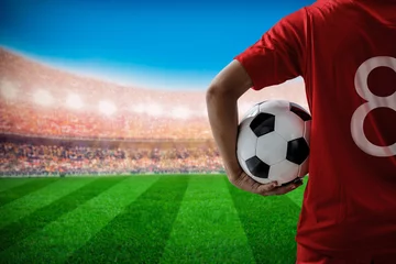Selbstklebende Fototapete Fußball Fußballfußballspieler Nr. 8 im roten Teamkonzept, das Fußball b hält
