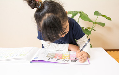 ひらがなの勉強をする女の子