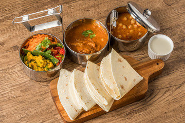 インドカレーの食事　 chapati and curry lunch